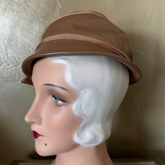 FABULOUS 1960s\' TAN LEATHER CLOCHE STYLE HAT + BEIGE GROSGRAIN TRIM & SIDE  BOW main image 11